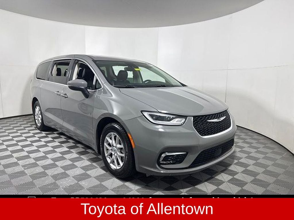 2023 Chrysler Pacifica Touring L's photo