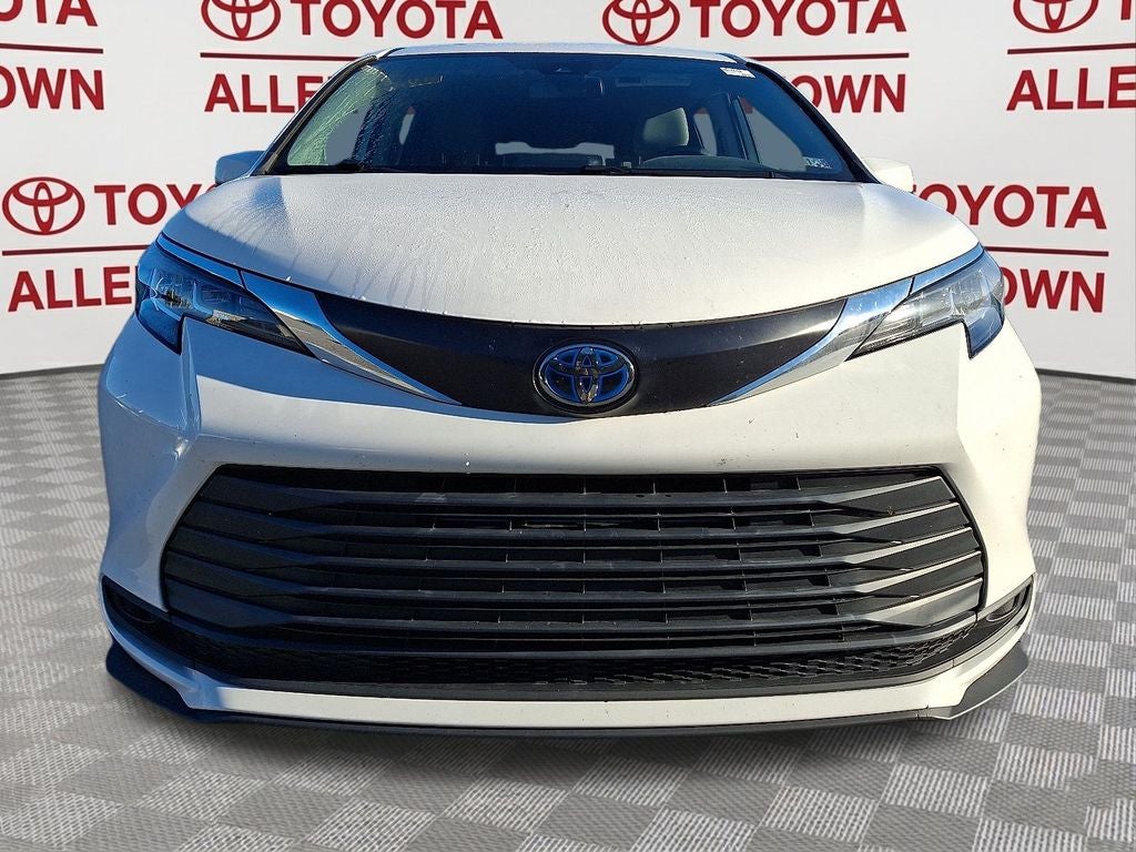2022 Toyota Sienna LE 8 Passenger