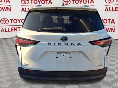 2022 Toyota Sienna LE 8 Passenger