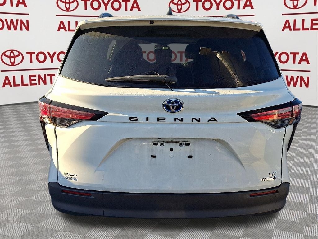 2022 Toyota Sienna LE 8 Passenger