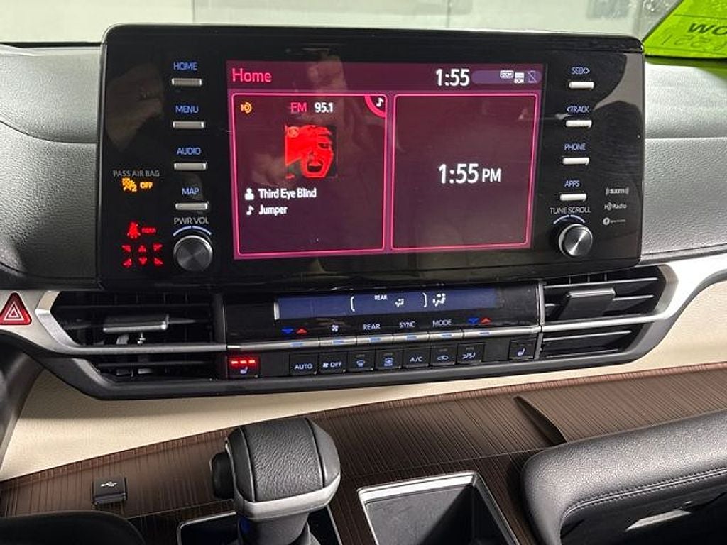 2022 Toyota Sienna XLE 8 Passenger