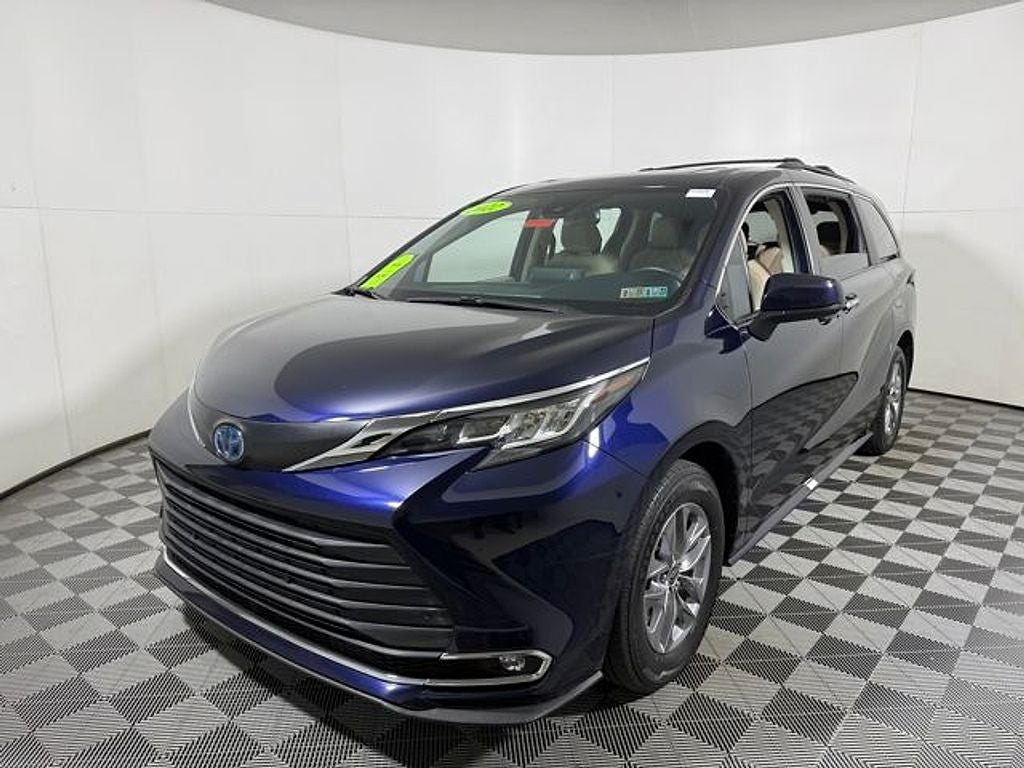 2022 Toyota Sienna XLE 8 Passenger