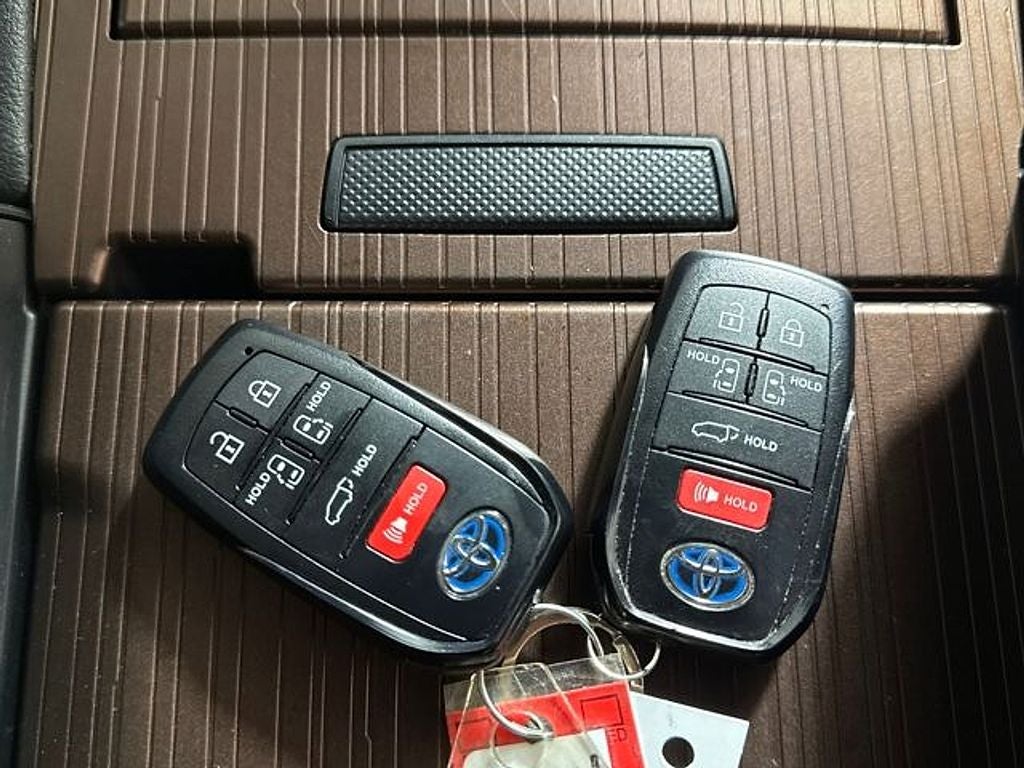 2022 Toyota Sienna XLE 8 Passenger