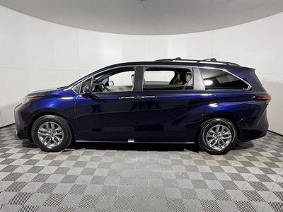 2022 Toyota Sienna XLE 8 Passenger