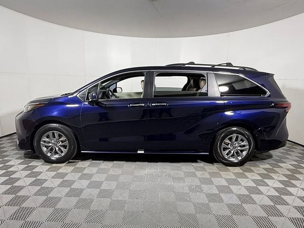 2022 Toyota Sienna XLE 8 Passenger