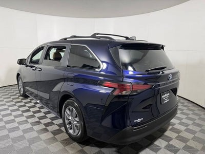 2022 Toyota Sienna XLE 8 Passenger