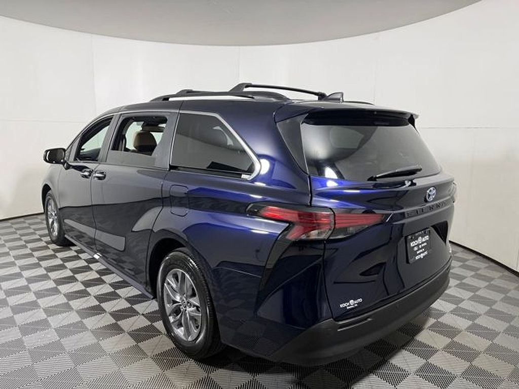 2022 Toyota Sienna XLE 8 Passenger