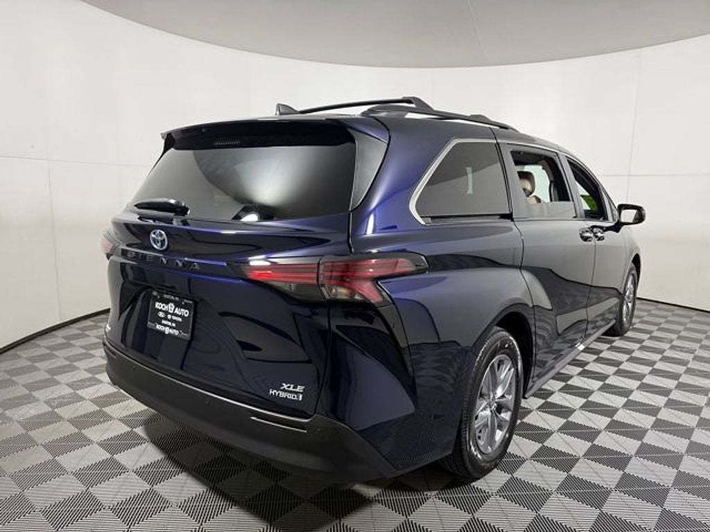 2022 Toyota Sienna XLE 8 Passenger