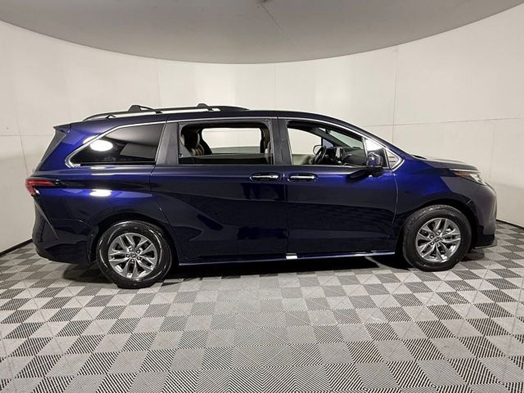 2022 Toyota Sienna XLE 8 Passenger