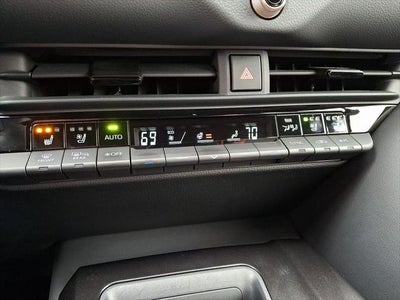 2025 Toyota CROWN SIGNIA XLE